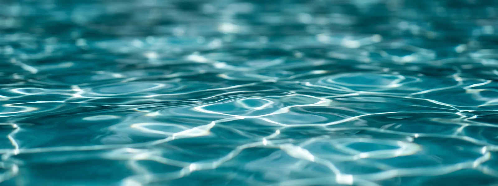 Superficie dell’acqua percorsa da onde brevi e regolari