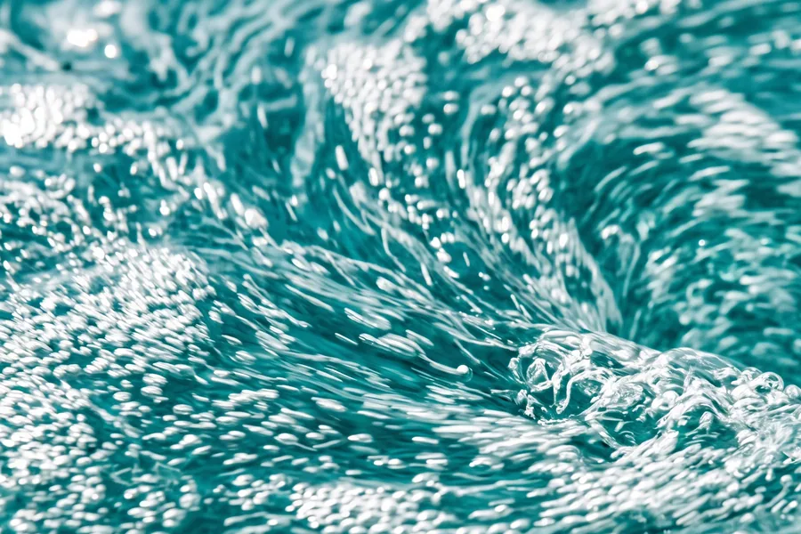 Increspature concentriche sulla superficie dell’acqua, dopo un movimento