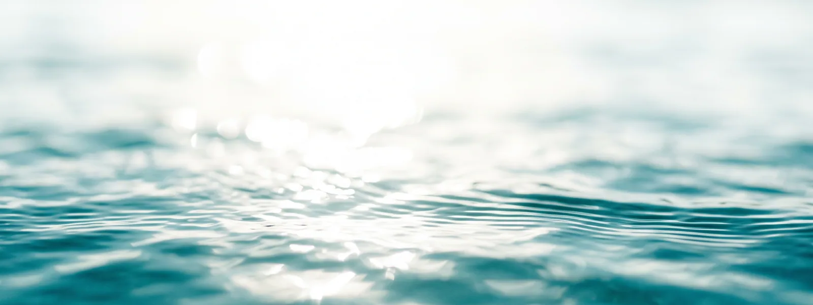 Luce morbida che filtra sulla superficie calma dell’acqua calda di una vasca coperta
