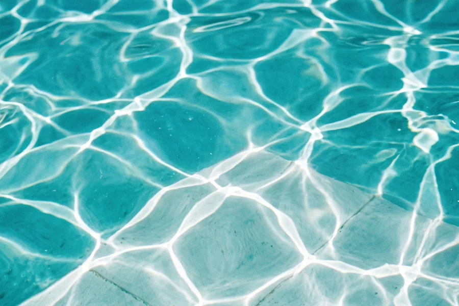 Trama regolare della superficie dell’acqua di una vasca, vista dall’alto