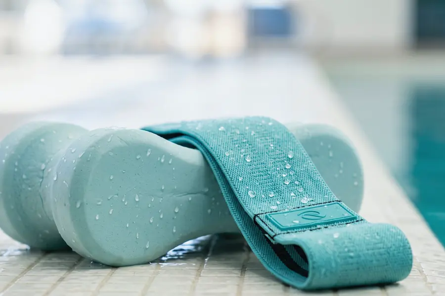 Superficie increspata dell'acqua calda in una vasca coperta