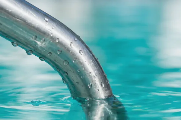 Movimento dolce in acqua calda durante una lezione di acqua antalgica in vasca coperta