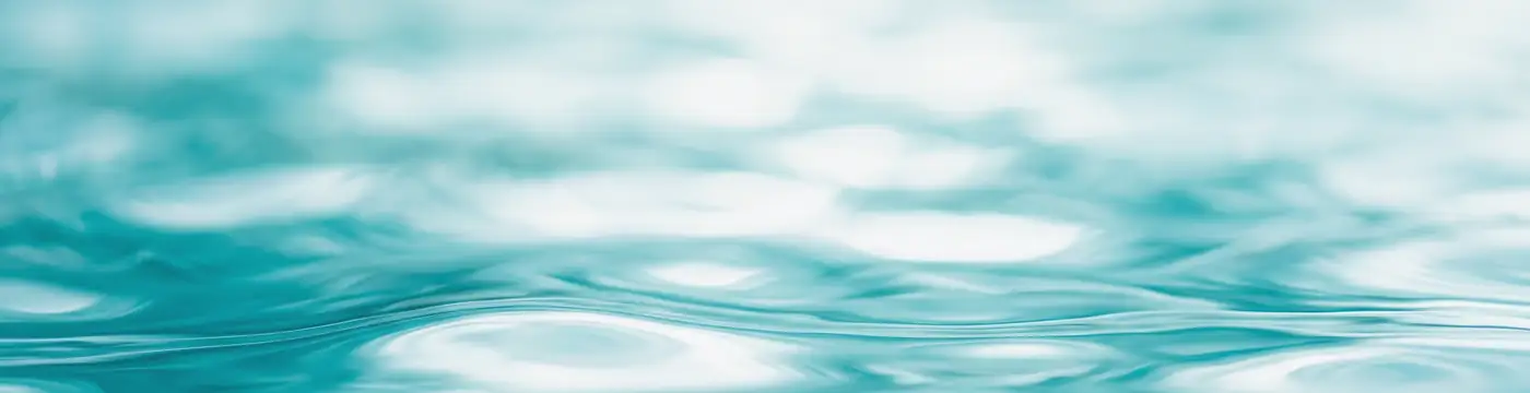 Riflessi di luce sull'acqua calda di una vasca Ondarte