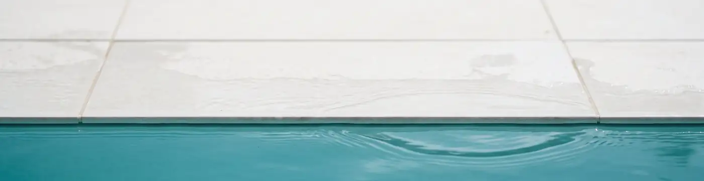 Superficie dell'acqua calda di una vasca Ondarte
