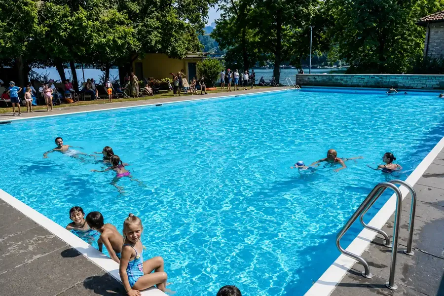 La piscina estiva all'aperto di Ondarte a Magliaso