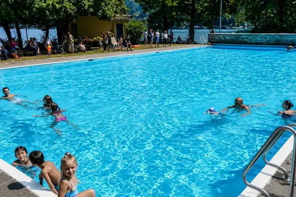 La piscina estiva all'aperto di Ondarte a Magliaso